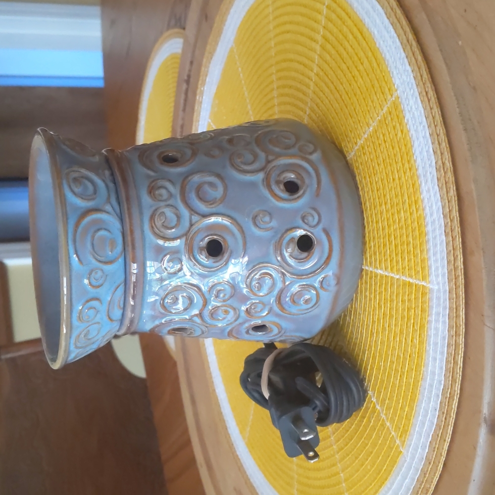 Scentsy Libson blue and tan Swirl Retired full size candle warmer